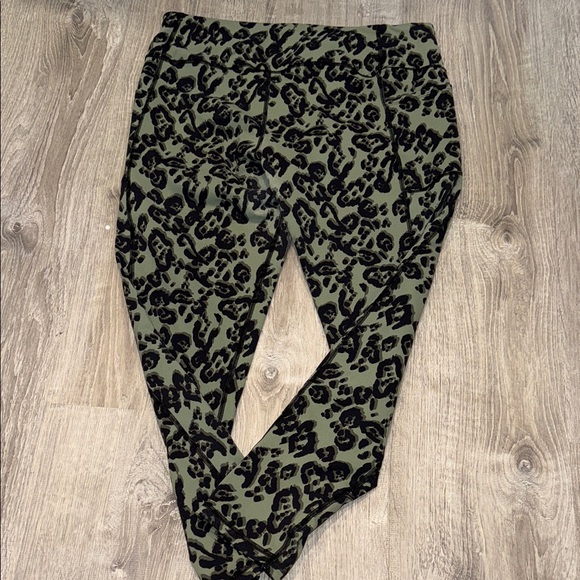 Victoria's Secret Sport Green and Black Leopard Print Leggings - Picture 8 of 8